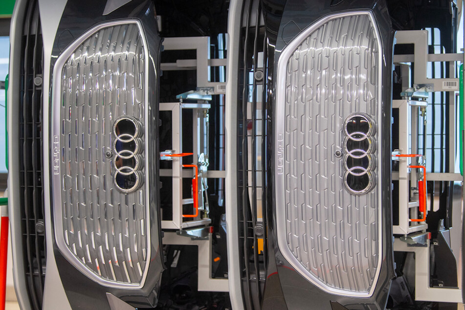 Frontpartien für den Audi Q4 e-tron stehen in der Montagelinie. In Ingolstadt sollen ab 2028 ausschließlich Elektroautos gebaut werden.