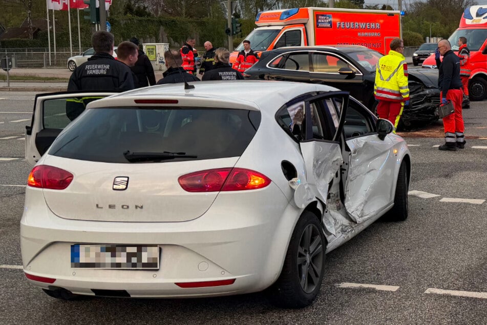 In Hamburg sind am Samstagabend ein Seat und ein Porsche zusammengestoßen. Sieben Personen wurden verletzt, darunter ein Kind.
