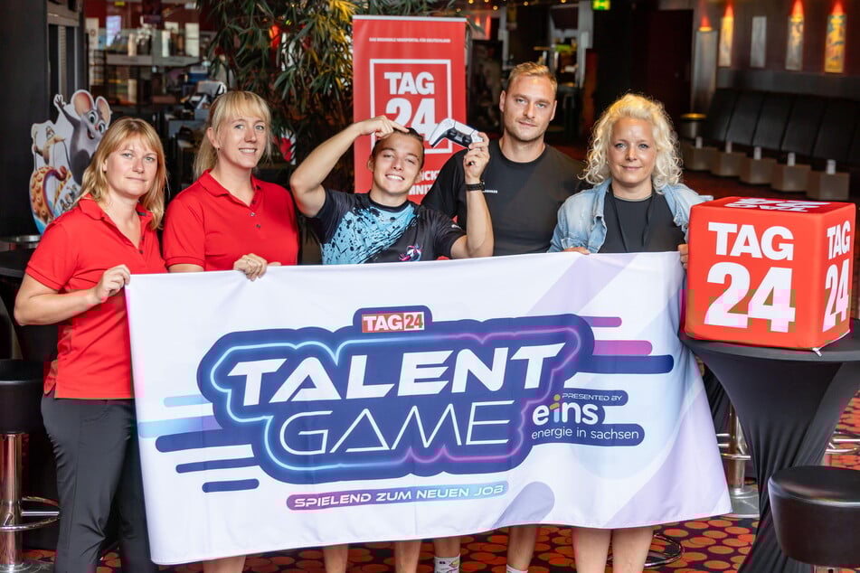 Susan Förster (40, v.l.), Claudia Kendzia (38) von Scia Systems, Gamer Amon Richter (23) von "wireheadz der WHZ", Clemens Petzold (34) und Aline Friebe (42) von DB Schenker.