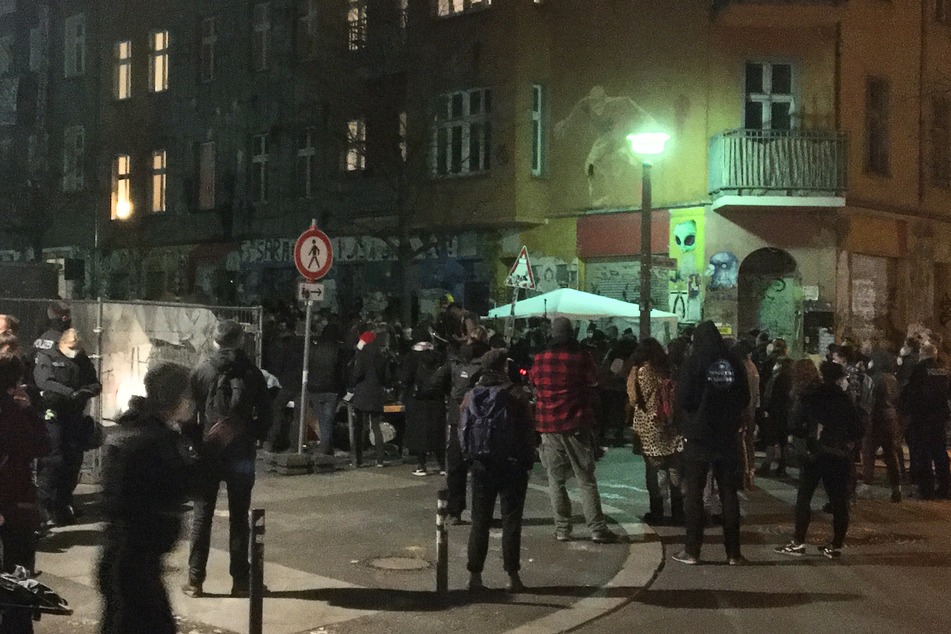 Bereits am Freitag versammelten sich zahlreiche Menschen für Kundgebungen an der "Liebig 34".