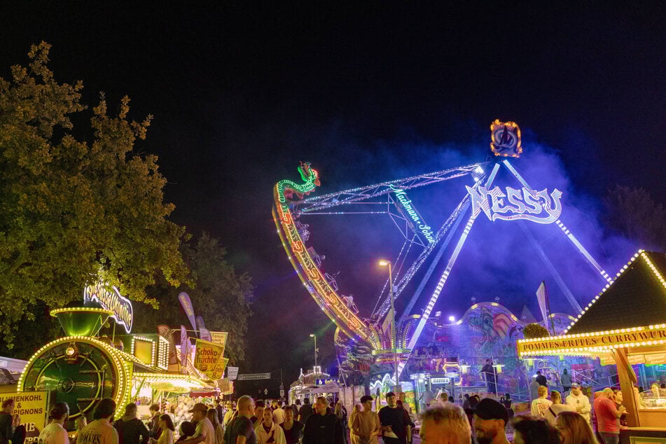 Der Pützchens Markt in Bonn war bis tief in die Nacht gut besucht.