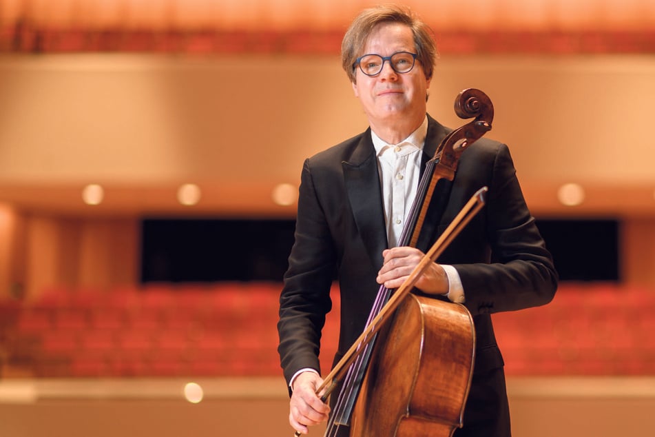 Jan Vogler (59) mit seinem Instrument im Kulturpalast. Der Intendant und Cellist wirkt auch dieses Jahr wieder als Solist mit.