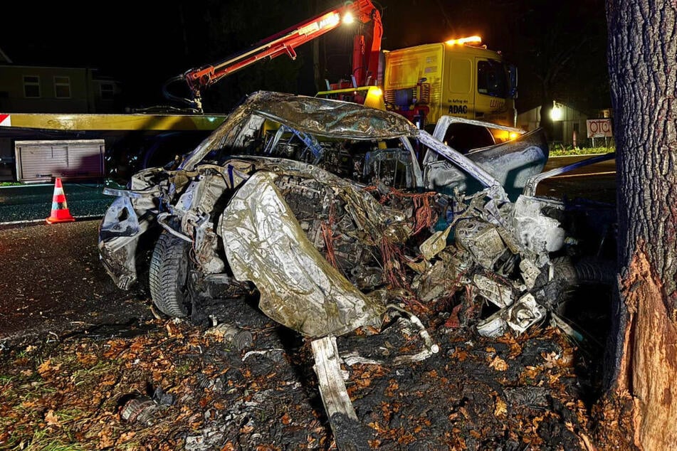 Von dem Unfallwagen ist nicht viel übrig geblieben.