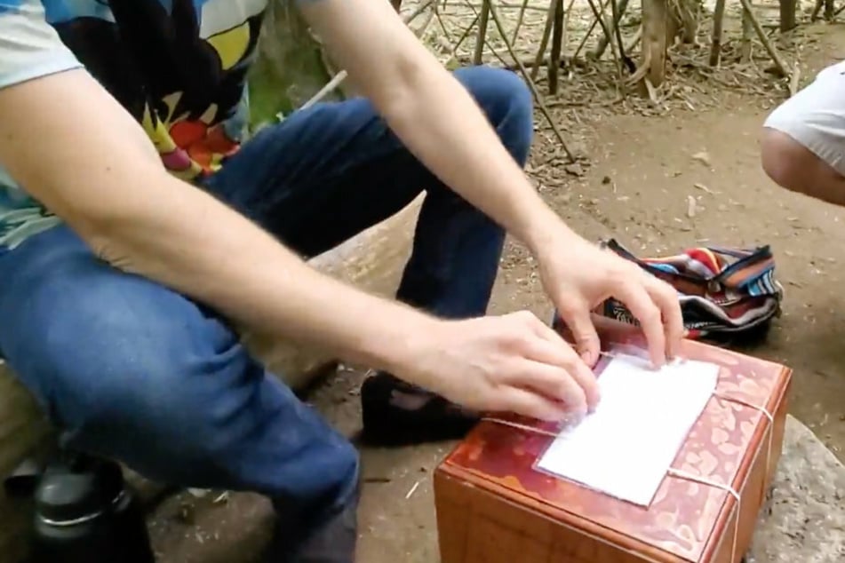 Was da wohl drin ist? Neugierig öffnet die Gruppe einen Brief, welcher an der Box befestigt ist.