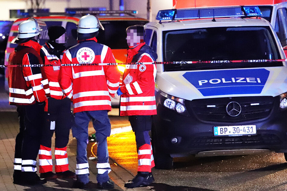 Rund 30 Kräfte von Polizei, Rettungsdienst und Feuerwehr waren am Freitagabend am Bahnhof Groß-Gerau im Einsatz.