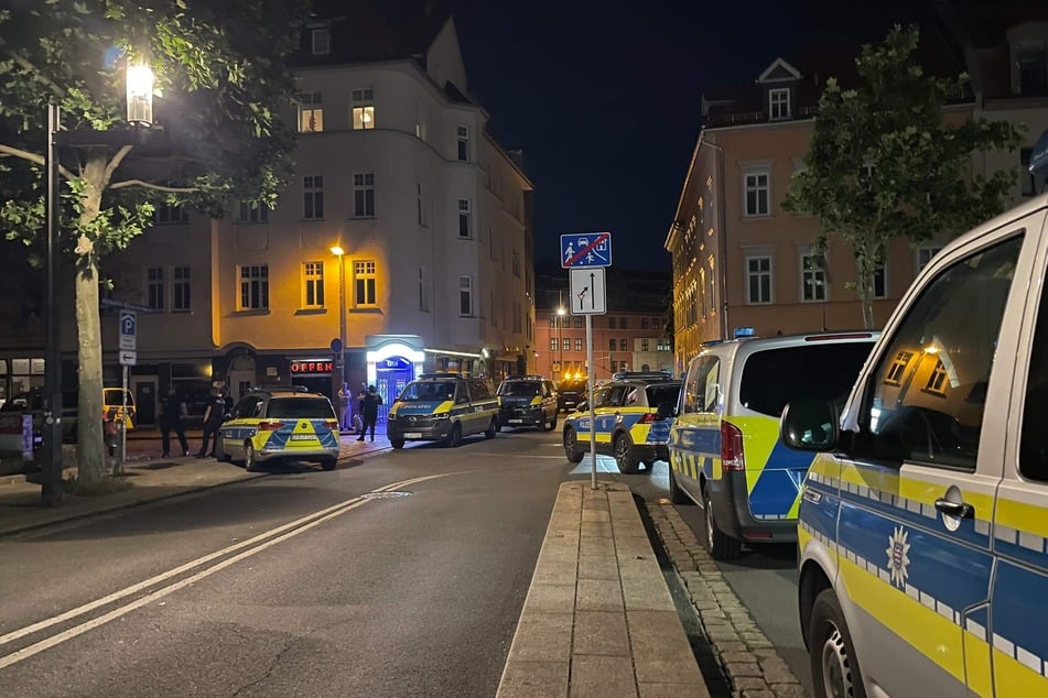 Großeinsatz am Erfurter Busbahnhof: Gruppen bewerfen sich mit Glasflaschen, Polizist verletzt