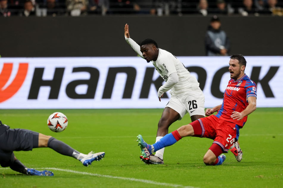 Junior Dina Ebimbe (M.) brachte die Eintracht zwischenzeitlich auf die Siegerstraße.