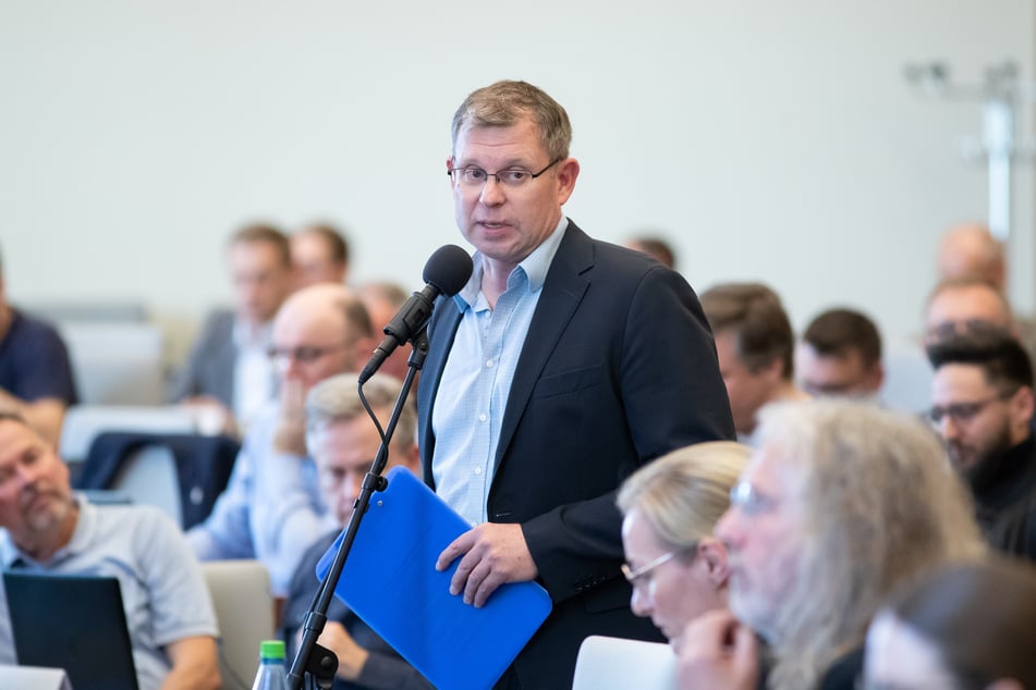 Mit einer dringenden Anfrage wollte BSW-Stadtrat Thomas Kachel bei der Leipziger Ratsversammlung neue Infos zur geplanten Raketenfabrik der US-Firma Covenant einholen.