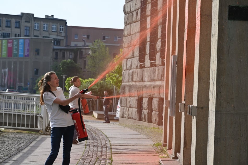 Im Juni 2023 besprühten Juliane Schmidt (28, vorn) und Simi Veit (28) die Fassade der Deutschen Bank am Falkeplatz.