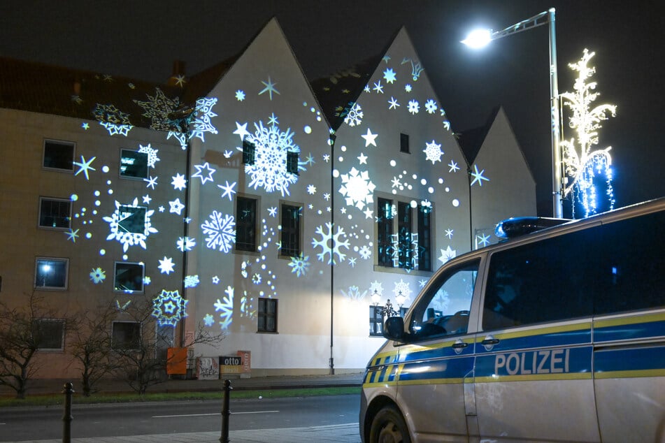 In der vergangenen Silvesternacht kam es in Sachsen-Anhalt wiederholt zu vereinzelten Angriffen auf Einsatzkräfte. (Symbolbild)