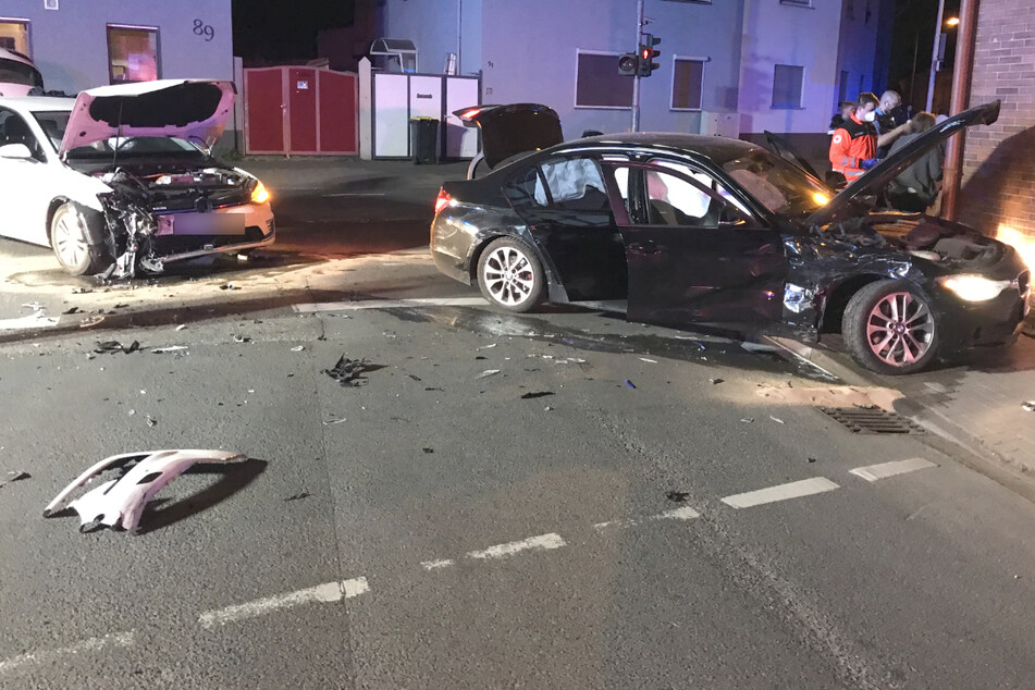 BMW-Fahrerin übersieht beim Linksabbiegen VW: Unfall mit vier Verletzten