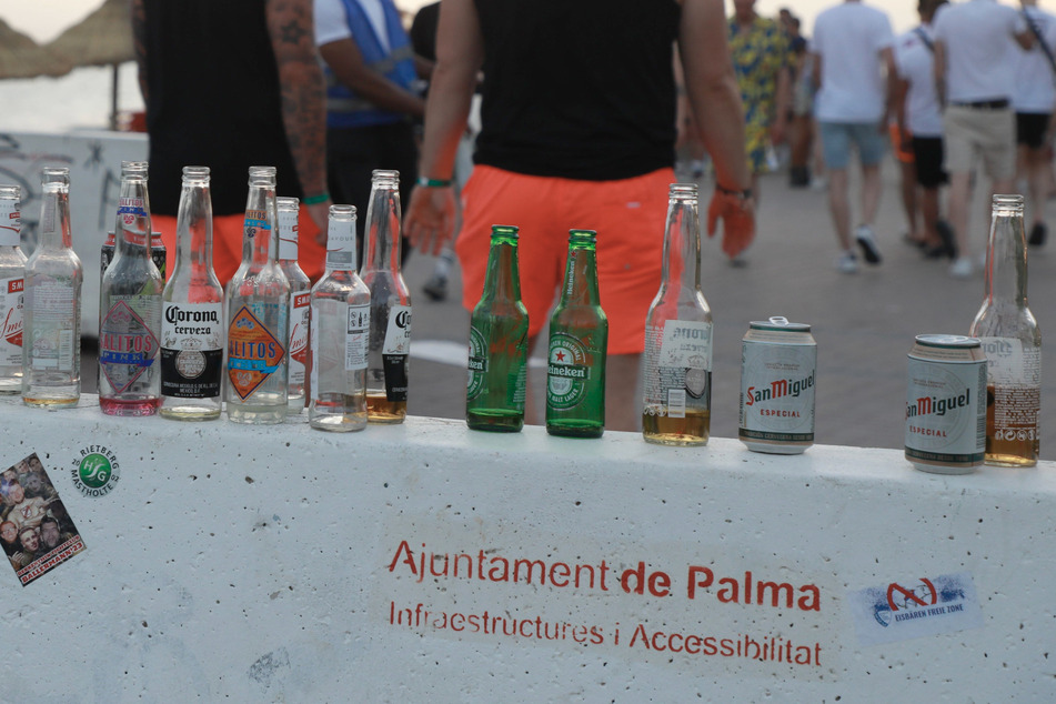 An der Promenade am Strand von Arenal lassen betrunkene Urlauber gerne mal "die Sau raus".