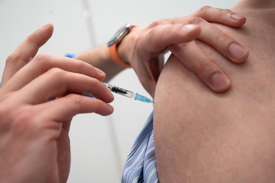 Derzeit wird intensiv erforscht, wie geschützt Geimpfte auch gegen die neuen Varianten des Coronavirus sind.