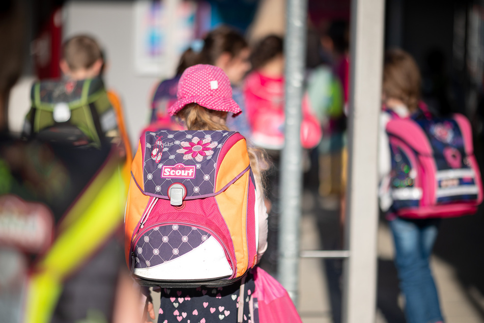 Nach einer Bombendrohung gegen eine Grundschule in Neuss vor fünf Monaten hat die Polizei den mutmaßlichen Täter ermitteln können (Symbolbild).