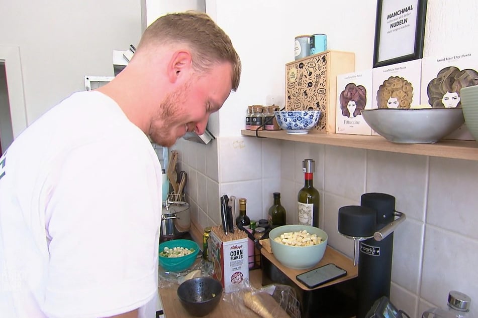 René (30) bessert seinen Lauch-Patzer schnell aus und greift schließlich zum richtigen Gemüse.