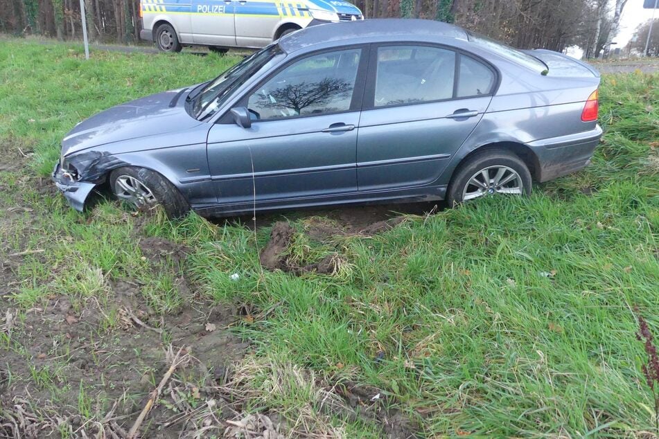 In der Altmark kam ein BMW von der Straße ab. Die Insassen nahmen Reißaus.