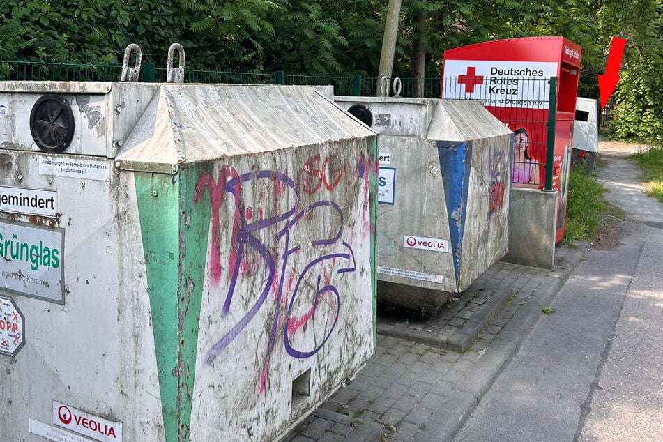 Hinter einem Altkleidercontainer wacht der Blitzeranhänger über Tempo 30.