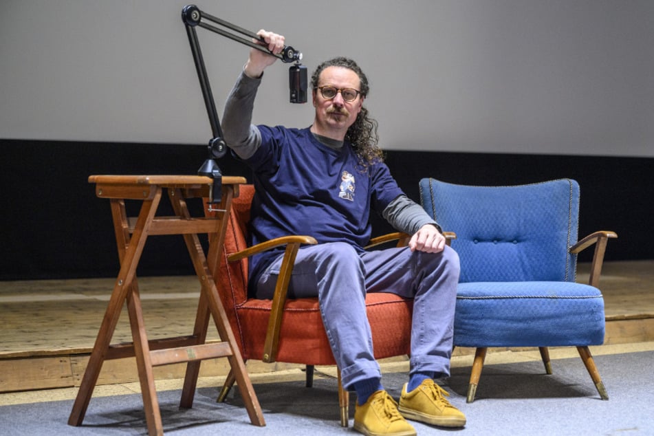 Burkhard Werner (52) holt Synchron-Sprecher David Nathan auf die Bühne des Welt-Theaters Frankenberg.
