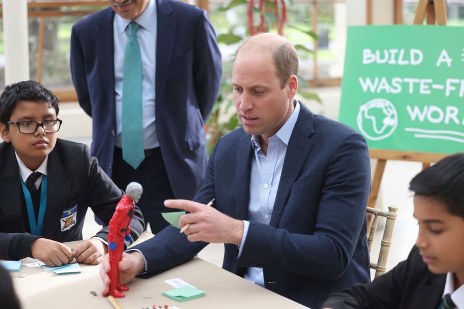 Prinz William (39) spricht im Rahmen eines Besuchs in den Royal Botanic Gardens mit Kindern der Heathlands School in London.