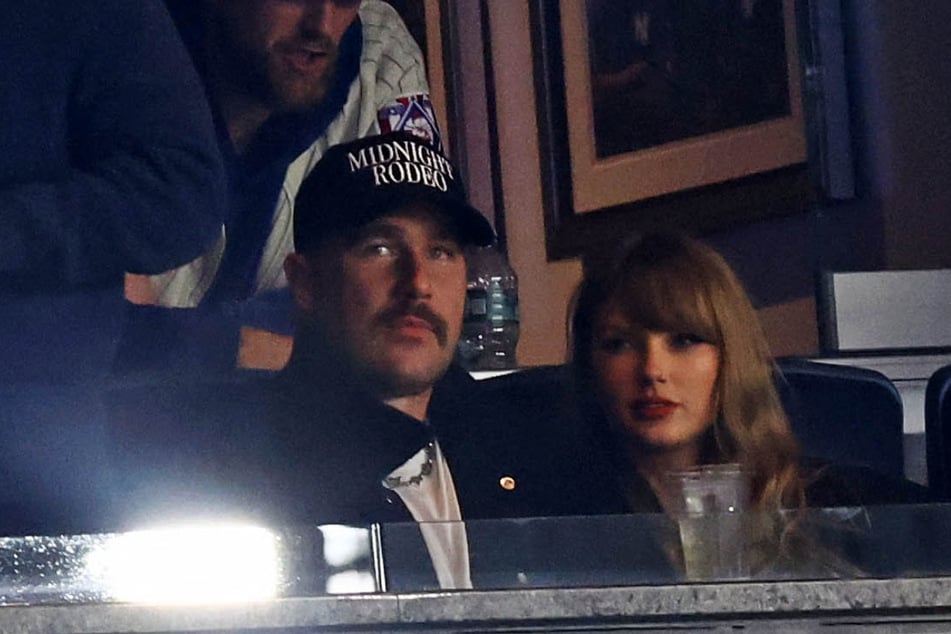 Travis Kelce (l.) and Taylor Swift were cheering for opposing teams at Monday's Yankees-Guardians showdown.