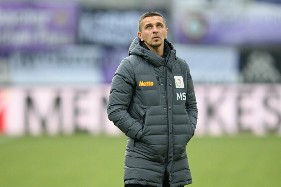 Regensburgs Trainer Mersad Selimbegovic (38) wurde bereits am Freitag positiv auf das Coronavirus getestet.