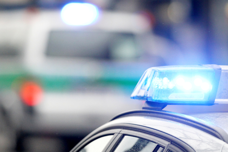 Die alarmierten Polizeibeamten mussten den Mann (39) in Nürnberg zu Boden bringen und auf diesem fixieren. (Symbolbild)