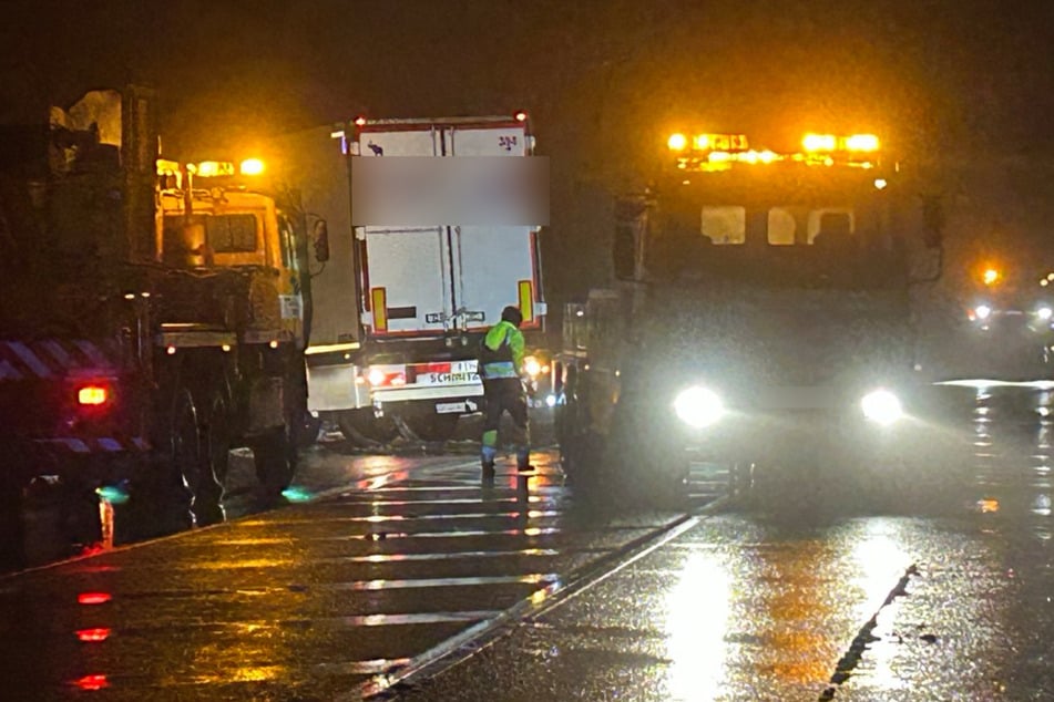 Erst gegen 4 Uhr konnte der Lkw geborgen und anschließend die Straße wieder freigegeben werden.
