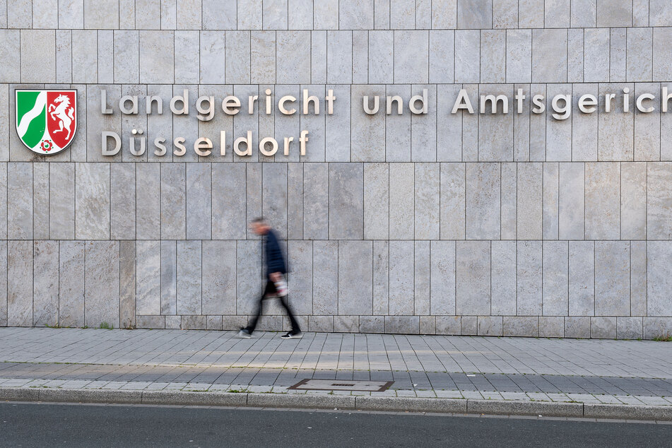 Vor dem Amtsgericht Düsseldorf muss sich ein Rechtsanwalt wegen falschen Verdächtigungen und Verleumdung verantworten.