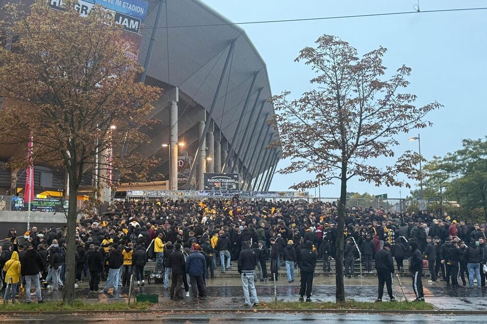 Dennoch herrschte vor dem K-Block schon frühzeitig reges Treiben im Regen.