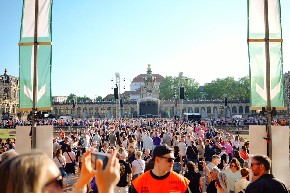 9000 Gäste kamen, viele in bunten Outfits.