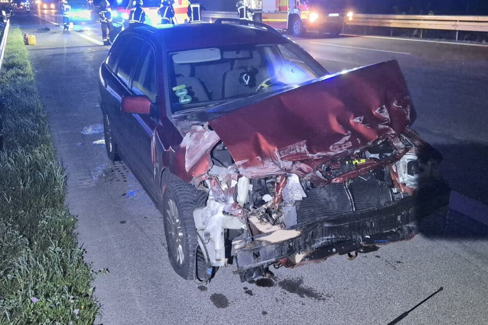 Unfall A2: Rechts überholt: Volvo kracht frontal gegen Leitplanken