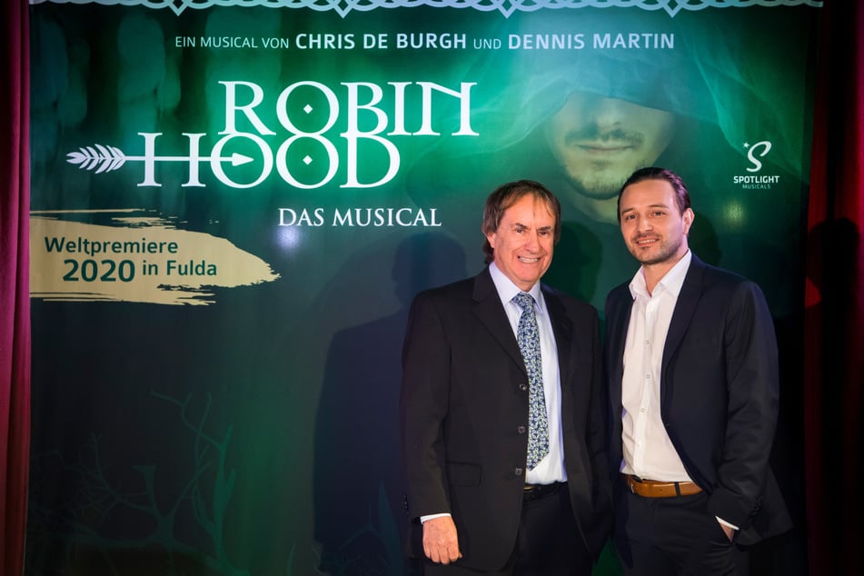 Bereits im Jahr 2020 sollte die Erstaufführung des weltweit neuen Musicals "Robin Hood" stattfinden. Wegen Corona mussten die Komponisten Chris de Burgh (73, l.) und Dennis Martin (47) den Start auf das Jahr 2022 verschieben.