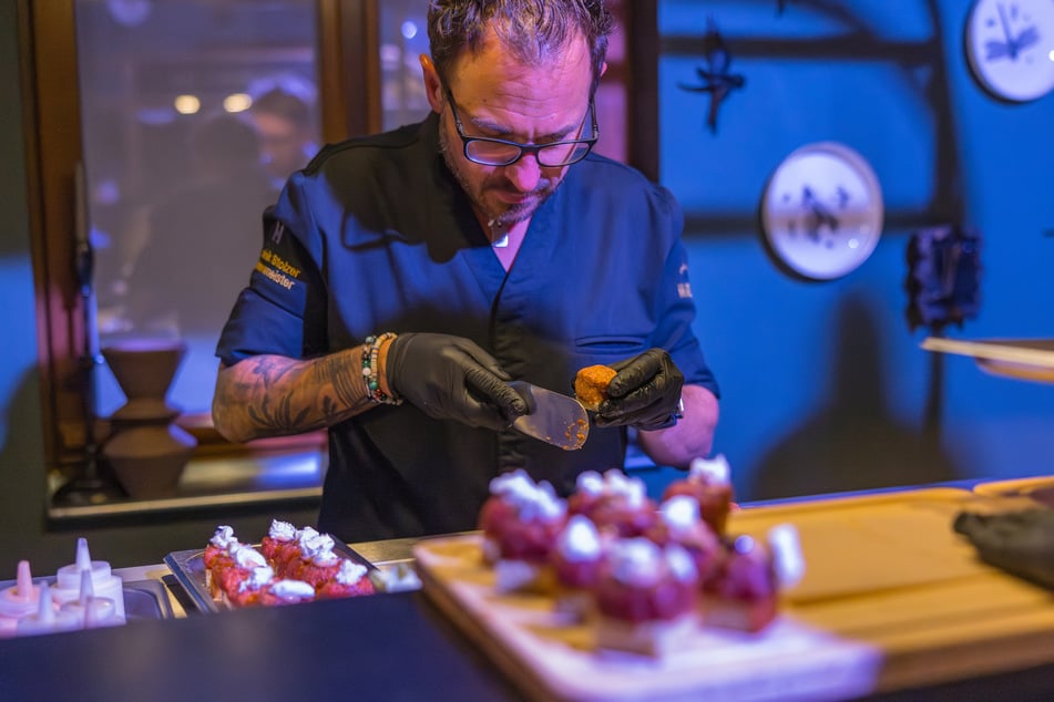 "Tatarie Marie"-Küchenchef Dominik Stolzer aus Wien bereitet an seiner Tatar-Bar mundgerechte Häppchen zu.