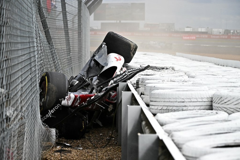 Der Alfa Romeo klemmte zwischen den Unfall-Barrieren und dem Streckenzaun.