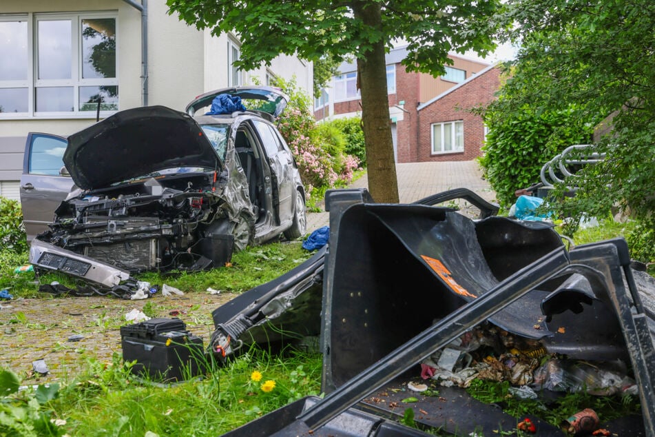 Der VW Golf Plus der 76-jährigen Fahrerin steht nach dem rätselhaften Crash völlig zerstört auf dem Privatgrundstück.