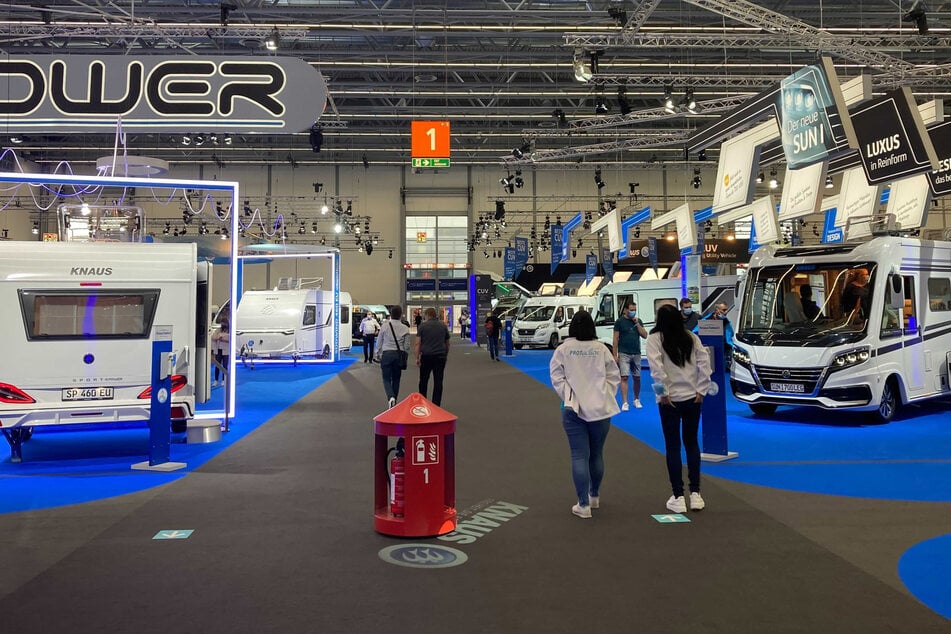 Fachbesucher laufen durch die Düsseldorfer Messe beim Caravan Salon. Die Messe für Wohnmobil und Wohnanhänger hat am Wochenende eröffnet.