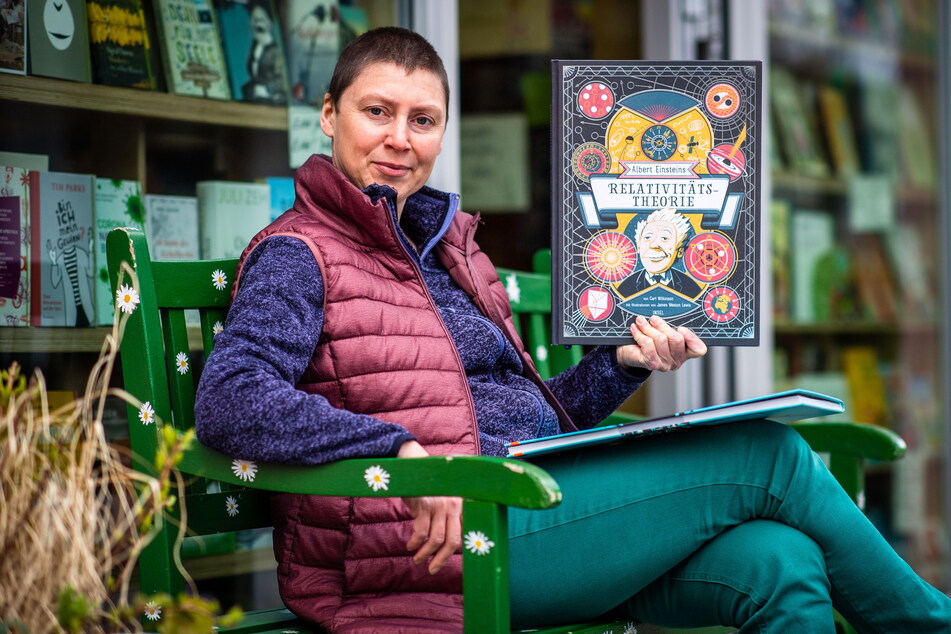 Mica Kempe (44) zeigt vor dem "MonOkel" das aufwendig gestaltete Buch "Albert Einsteins Relativitätstheorie".