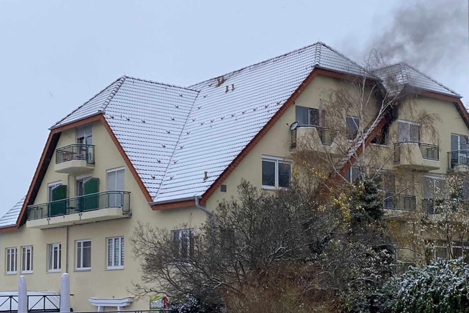 Das Feuer brach in der Dachgeschosswohnung des Mehrfamilienhauses an der Potschappler Straße aus.