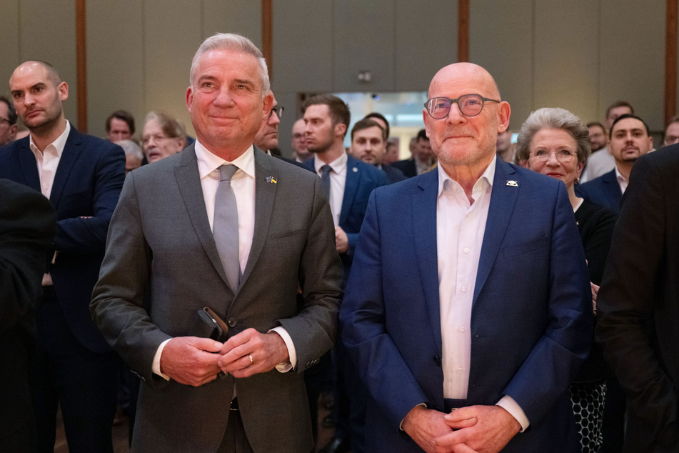 Thomas Strobl (62, CDU, l.), Innenminister von Baden-Württemberg, und Winfried Hermann (70, Bündnis 90/Die Grünen, r.), Verkehrsminister von Baden-Württemberg, nehmen am Neujahrsempfang teil.