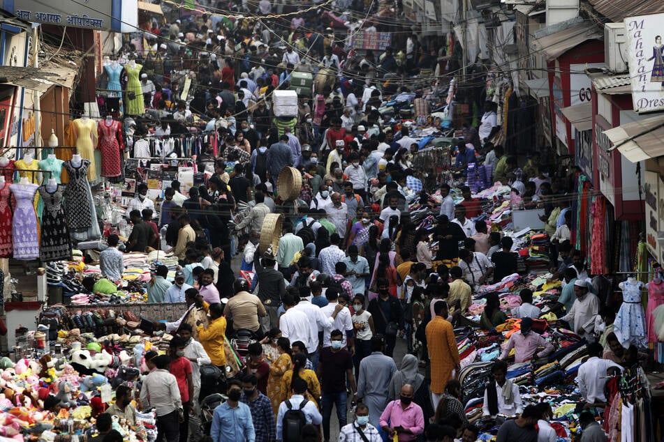 Passanten gehen über einen gut besuchten Markt in Mumbai. Allein in Indien leben mehr als 1,3 Milliarden Menschen.