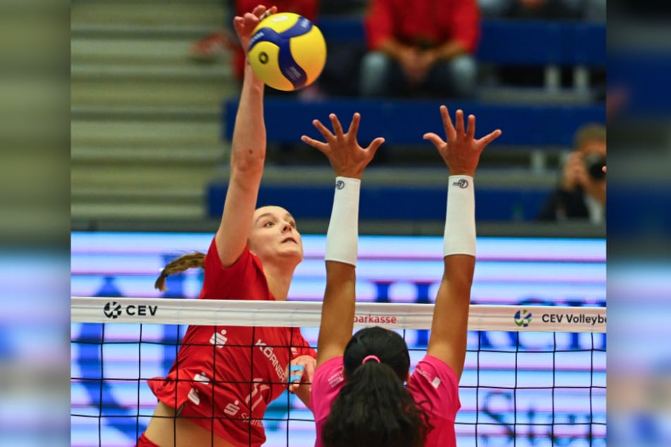 Gegen den CV Gran Canaria setzte sich der DSC, hier mit Grace Frohling (22, l.) im Angriff, mit zwei 3:0-Siegen durch. Im CEV-Cup-Achtelfinale treffen die Dresdnerinnen nun im deutschen Duell auf den Schweriner SC.