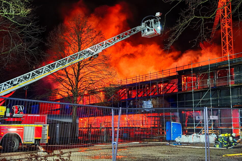 Die Schule in Bergedorf brannte in voller Ausdehnung. Verletzt wurde niemand.