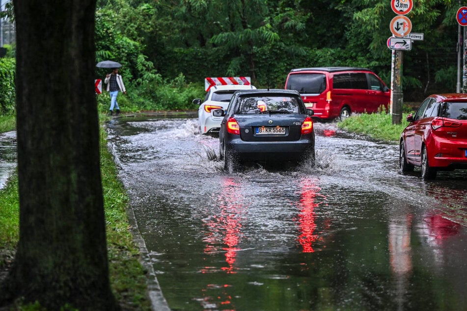 In Berlin wurden durch den starken Regen einige Straßen überspült, wie hier im Ortsteil Karlshorst.
