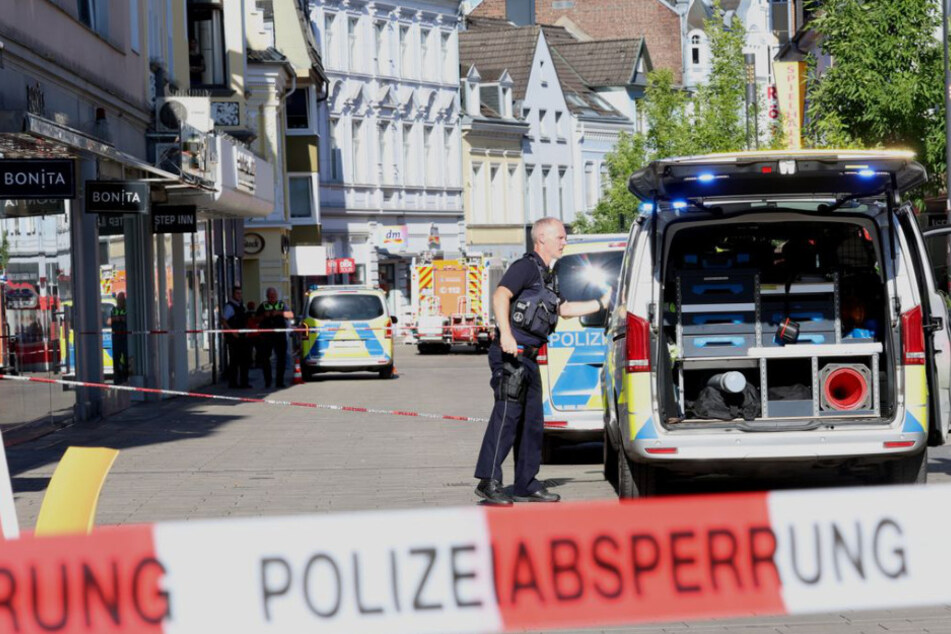 Die Polizei hat den Bereich rund um das betroffene Gebäude abgesperrt.