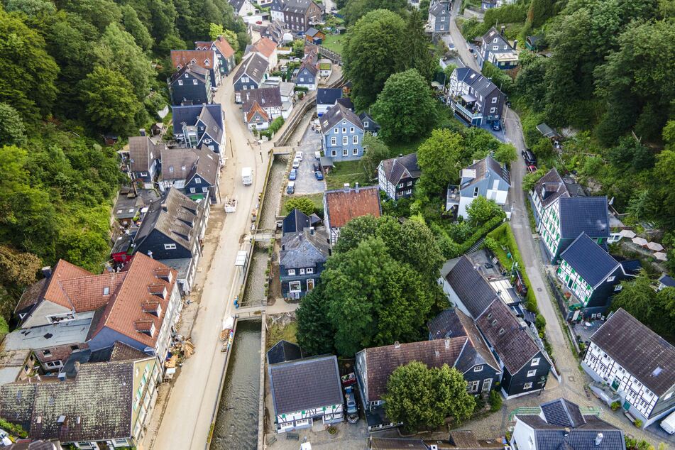 In Solingen steigen nach den Überflutungen die Corona-Zahlen wieder an, weil Helfer sich bei Aufräumarbeiten nur schwer an die Schutzregeln halten können.