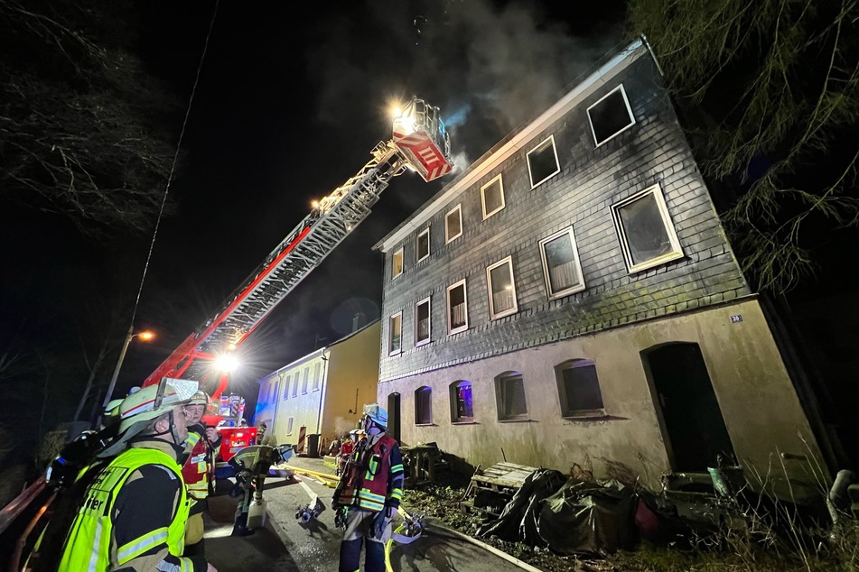 Petroleumofen sorgt für lodernde Flammen: Wohnhaus in Solingen brennt vollständig aus