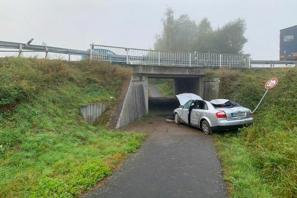 Der Audi rauschte über einen Kreisverkehr, krachte in eine Leitplanke und kam letztlich auf einem Radweg zum Stehen.