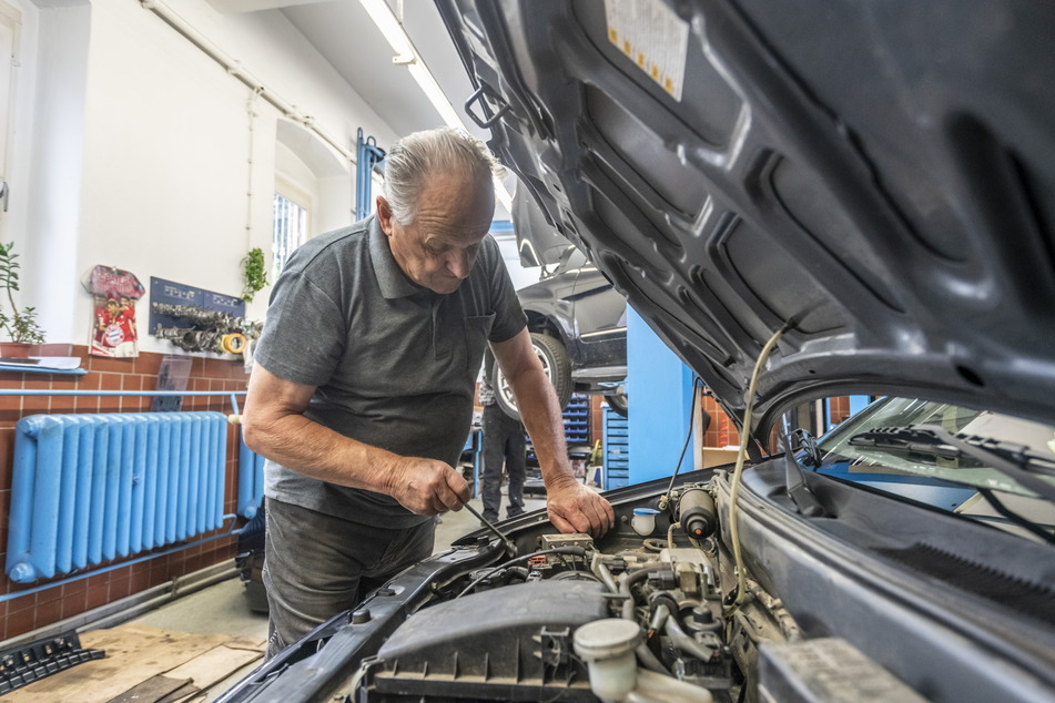 Wolfgang John (79) arbeitet noch als Kfz-Mechaniker in der Werkstatt. Sein Job ist in Gefahr.