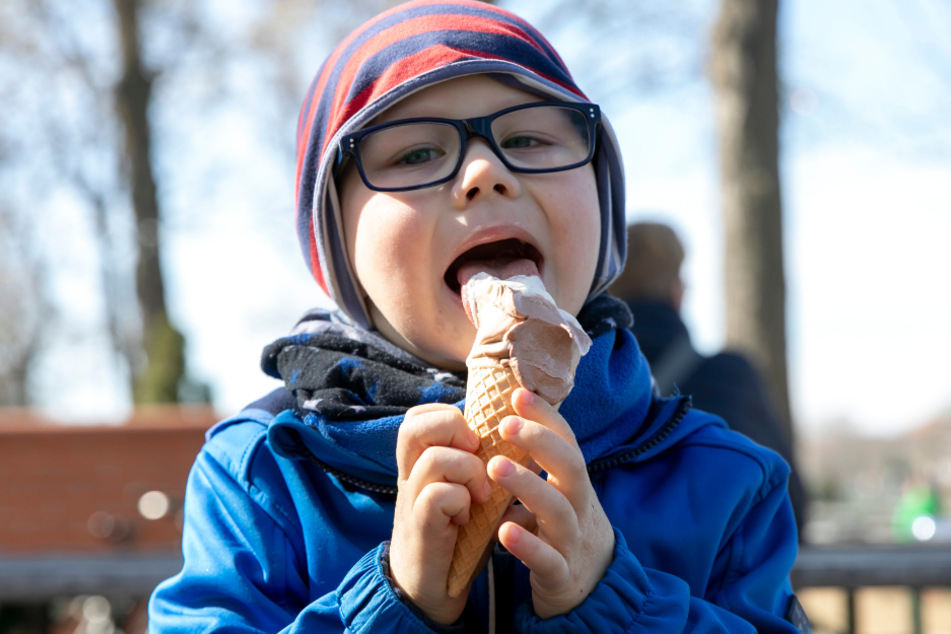 Corona? Leck mich doch! Konstantin (5) lässt sich an der Elbe ein Softeis (Schoko-Vanille) schmecken.