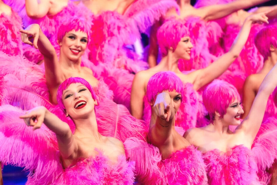 Stardesigner Jeremy Scott erschafft mit seinem Kostüm-Design eine schillernde Traumwelt.